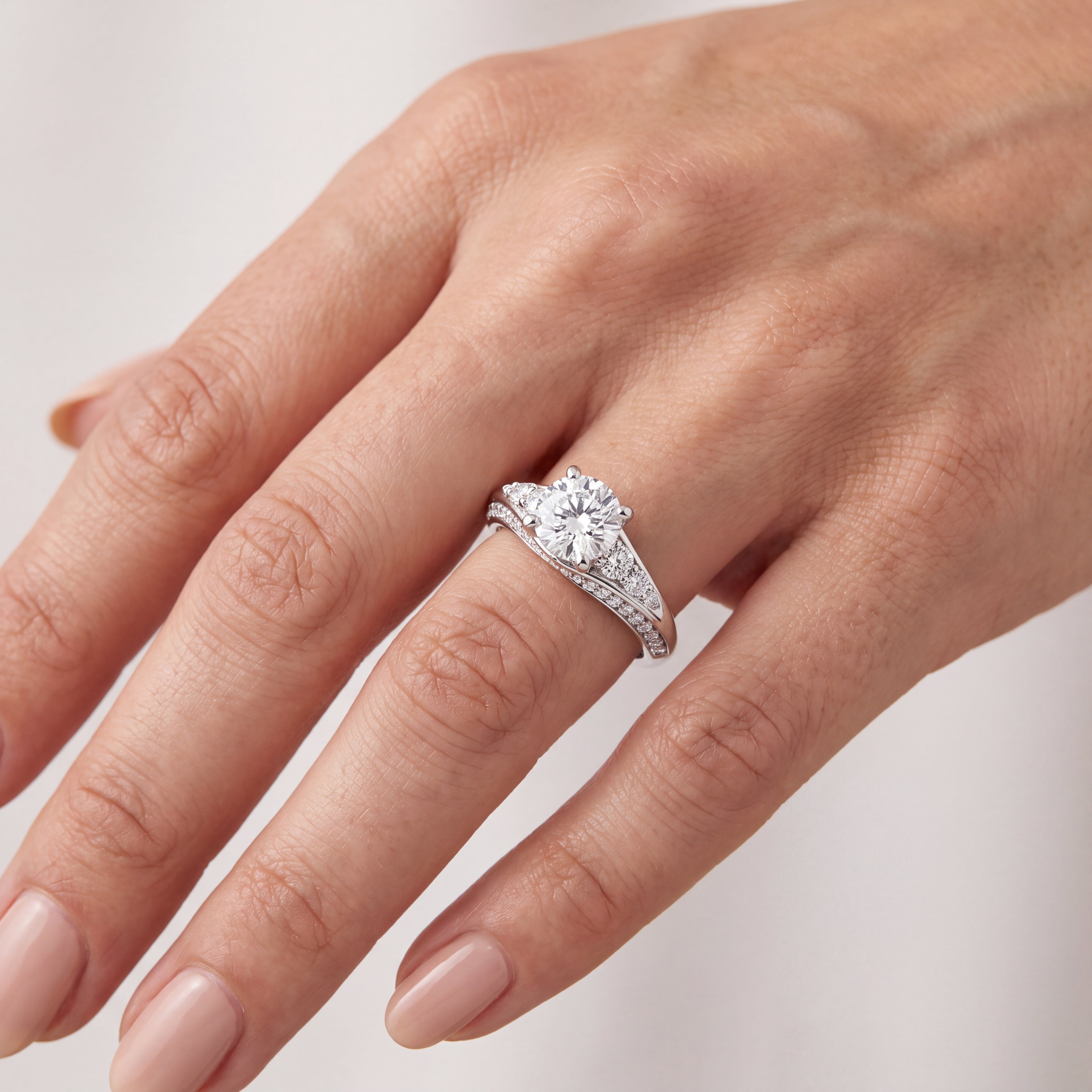 _lifestyle_image@SKU:R1086-LADR01000004W #metal_10k-white-gold+origin_lab-grown+quality_g-si