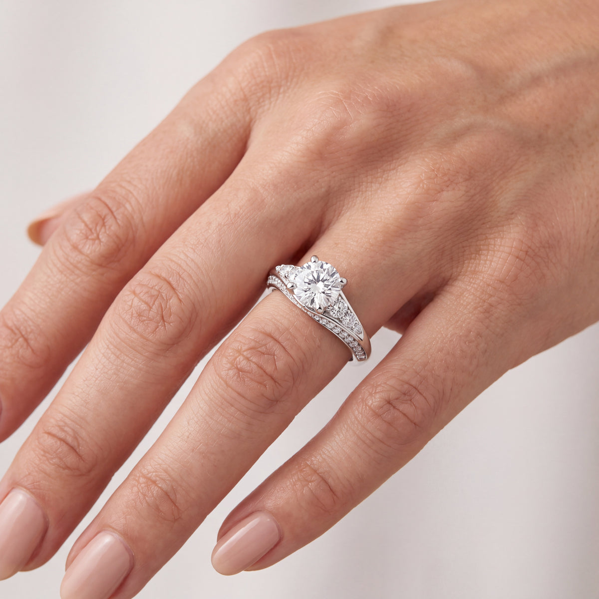 _lifestyle_image@SKU:R1086-LADR01000004W #metal_10k-white-gold+origin_lab-grown+quality_g-si