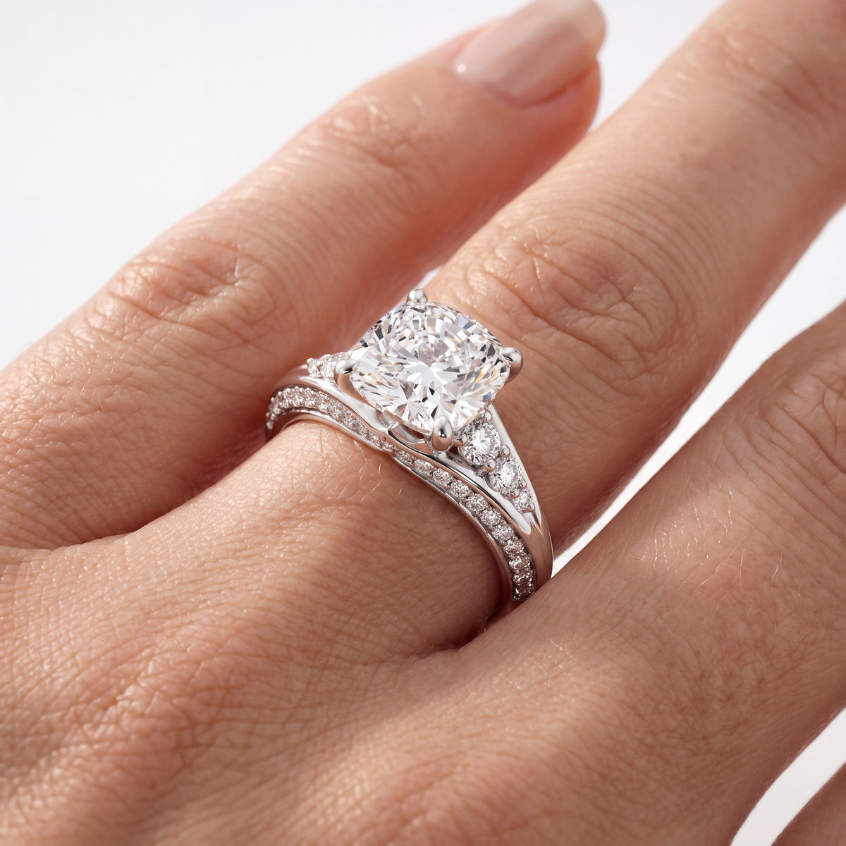 _lifestyle_image@SKU:R1086-NADC01000004W #metal_14k-white-gold+origin_lab-grown+quality_ef-vs2+