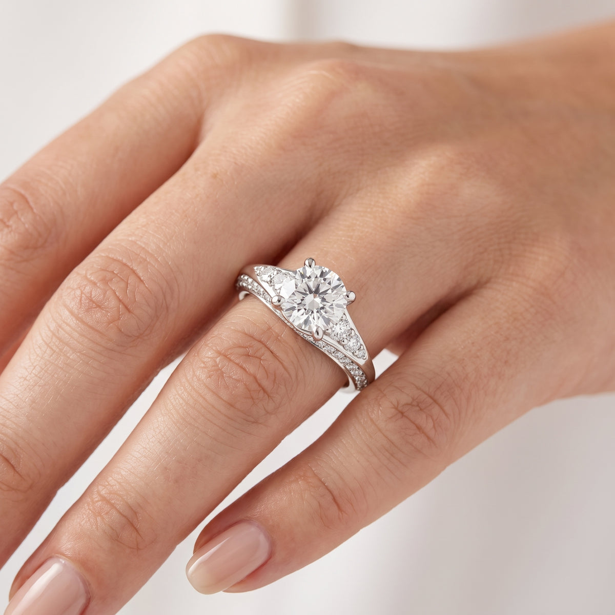 _lifestyle_image@SKU:R1086-NADR01000004W #metal_14k-white-gold+origin_lab-grown+quality_ef-vs2+