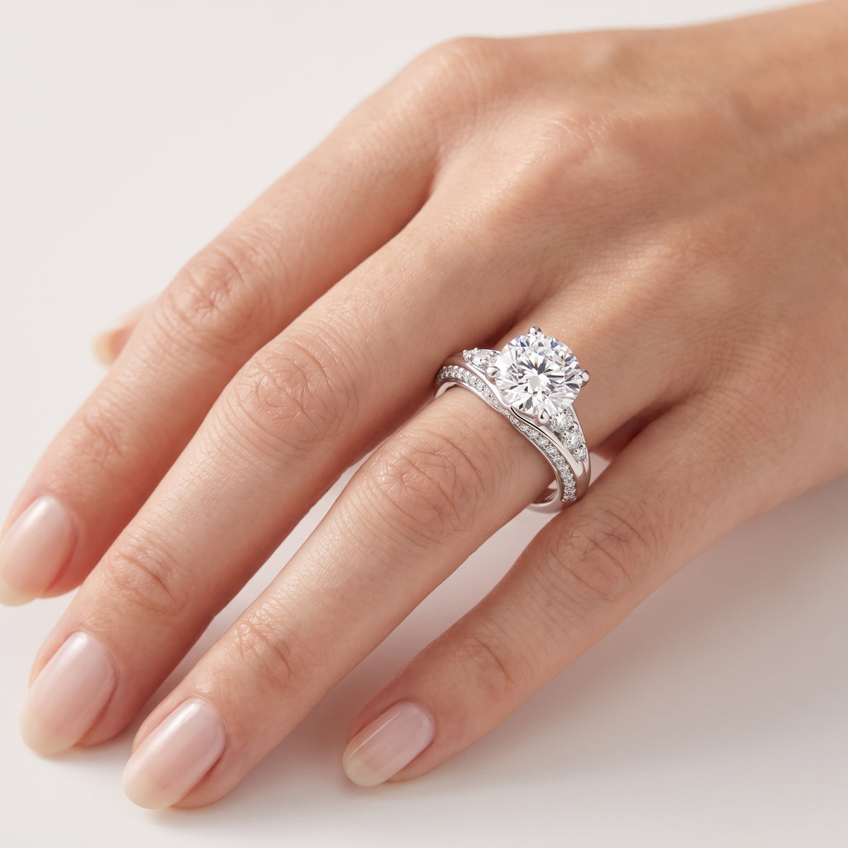 _lifestyle_image@SKU:R1086-NADR0200000PL #metal_platinum+origin_lab-grown+quality_ef-vs2+