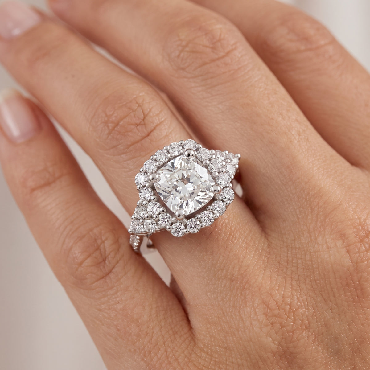 _lifestyle_image@SKU:R1089-LADC02000004W #diamond-quality_g-si+metal_10k-white-gold+origin_lab-grown+