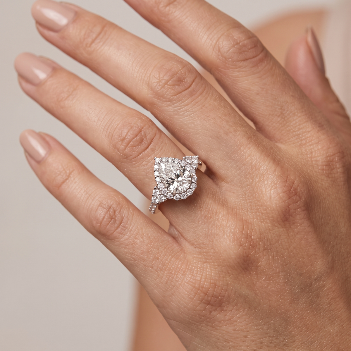 _lifestyle_image@SKU:R1089-LADD02000004W #diamond-quality_g-si+metal_10k-white-gold+origin_lab-grown+