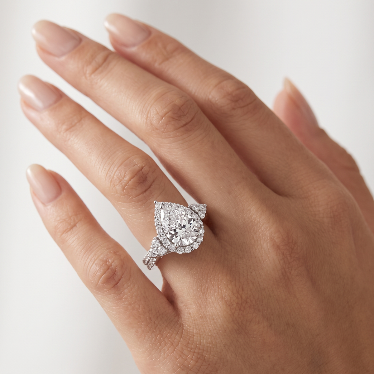_lifestyle_image@SKU:R1089-LADD03000004W #diamond-quality_g-si+metal_10k-white-gold+origin_lab-grown+