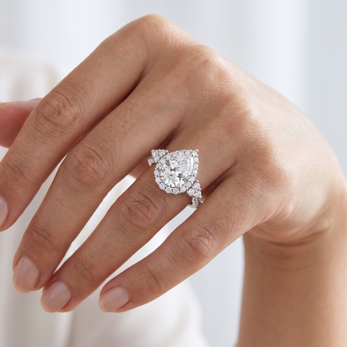 _lifestyle_image@SKU:R1089-NADD04000004W #metal_14k-white-gold+origin_lab-grown+quality_ef-vs2+