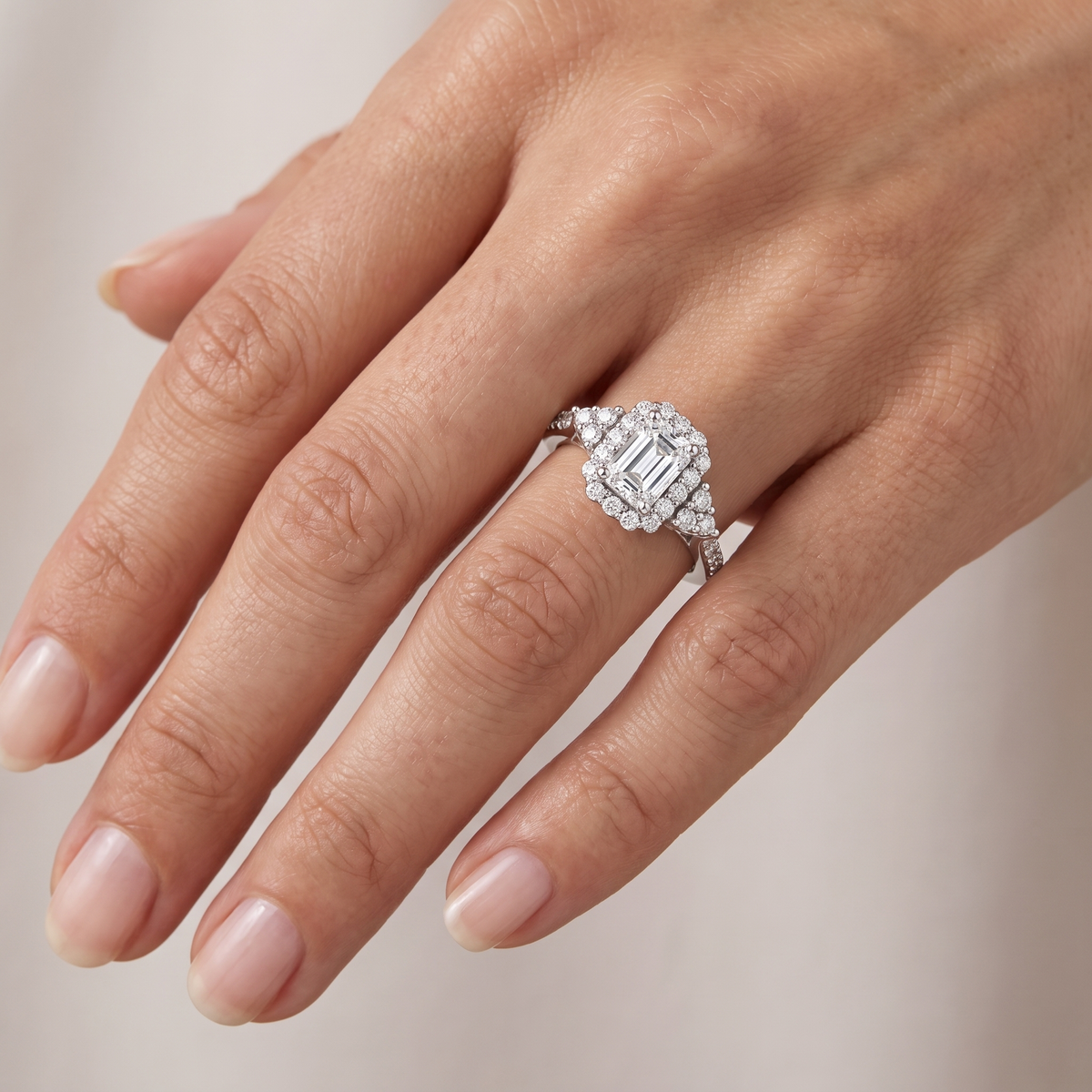 _lifestyle_image@SKU:R1089-LADE01000004W #diamond-quality_g-si+metal_10k-white-gold+origin_lab-grown+