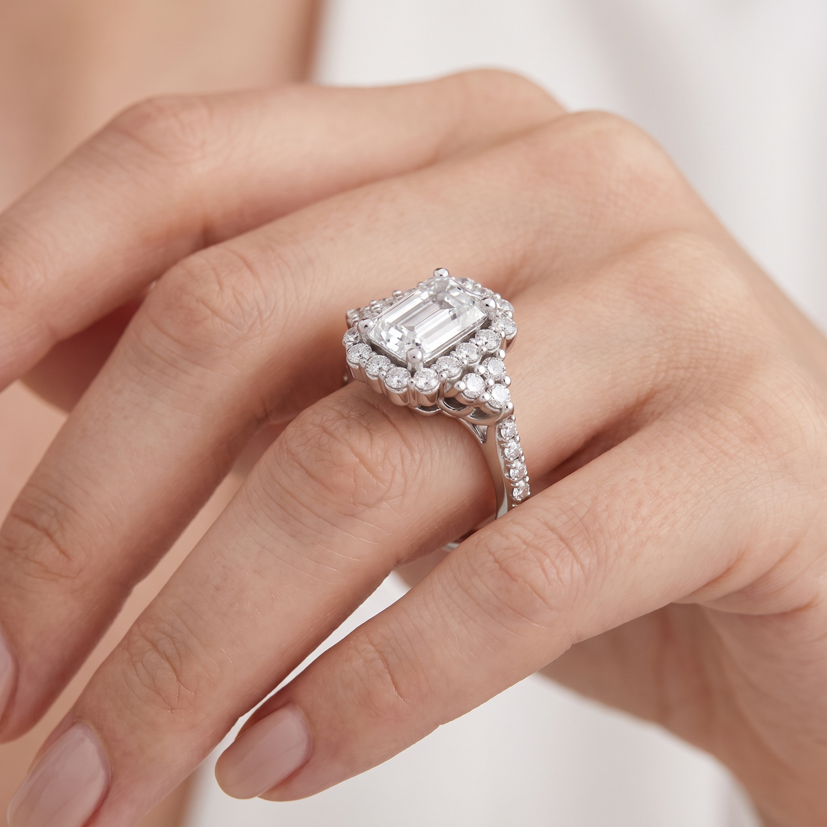 _lifestyle_image@SKU:R1089-NADE0200000PL #metal_platinum+origin_lab-grown+quality_ef-vs2+