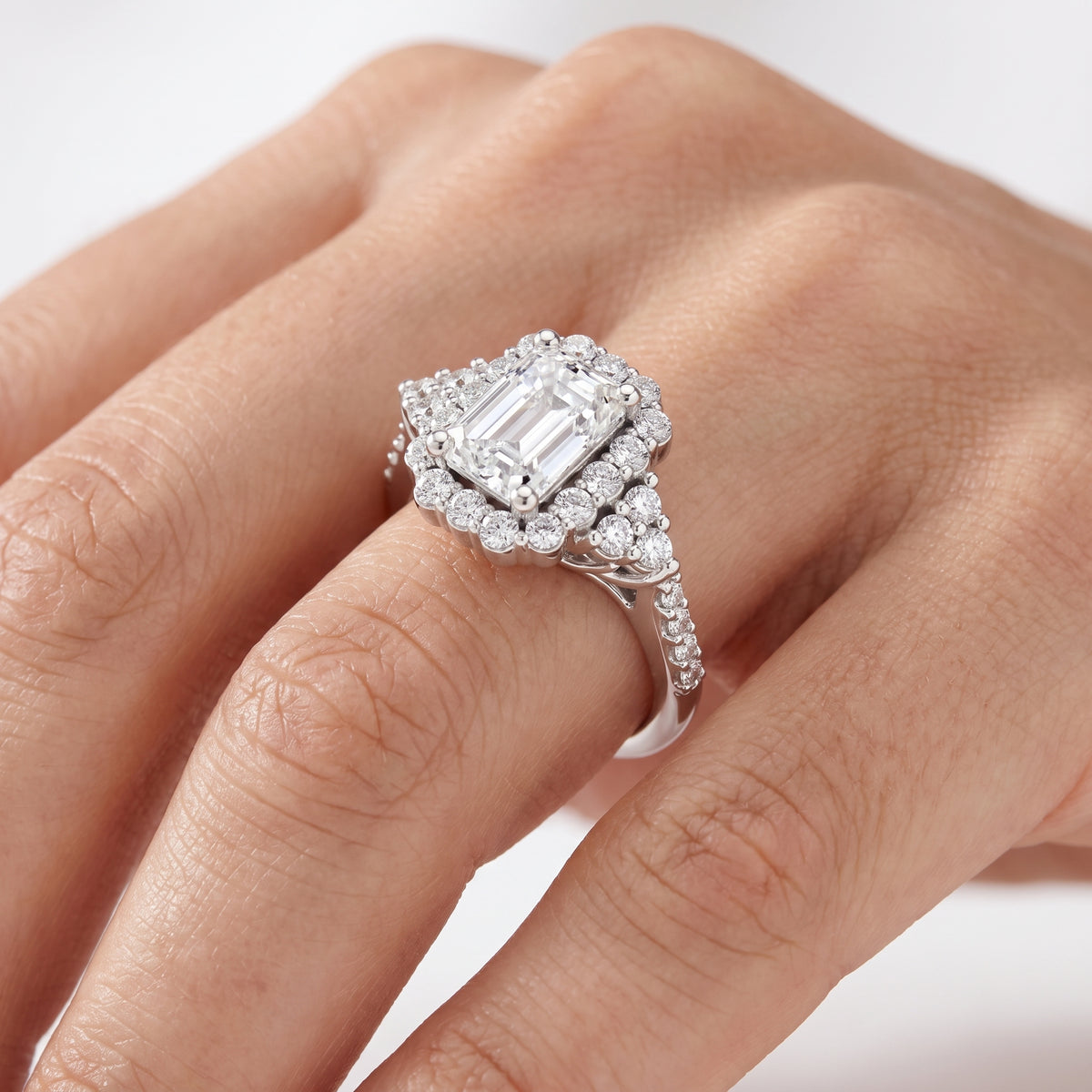 _lifestyle_image@SKU:R1089-LADE04000004W #diamond-quality_g-si+metal_10k-white-gold+origin_lab-grown+
