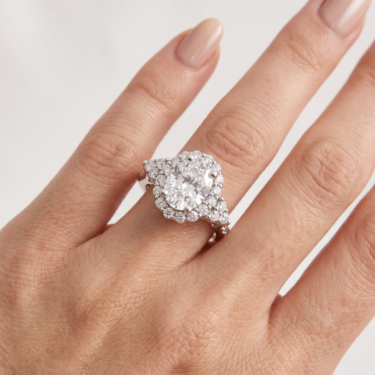 _lifestyle_image@SKU:R1089-LADO02000004W #diamond-quality_g-si+metal_10k-white-gold+origin_lab-grown+