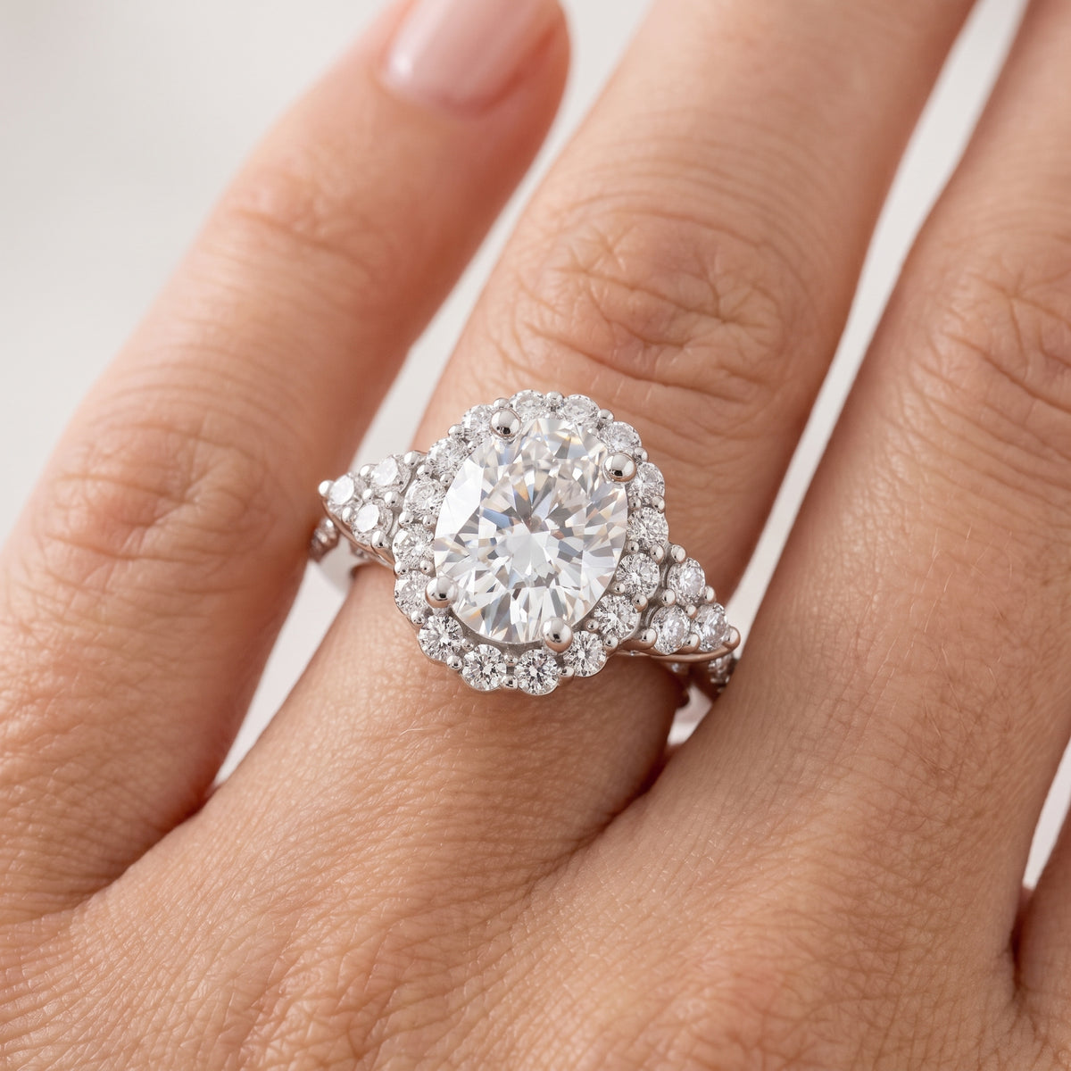 _lifestyle_image@SKU:R1089-LADO04000004W #diamond-quality_g-si+metal_10k-white-gold+origin_lab-grown+