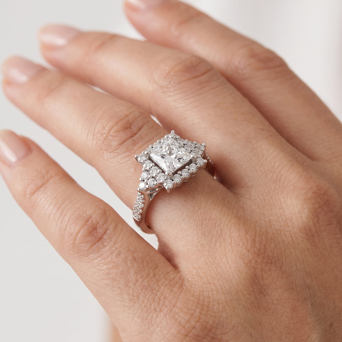 _lifestyle_image@SKU:R1089-LADP01000004W #diamond-quality_g-si+metal_10k-white-gold+origin_lab-grown+