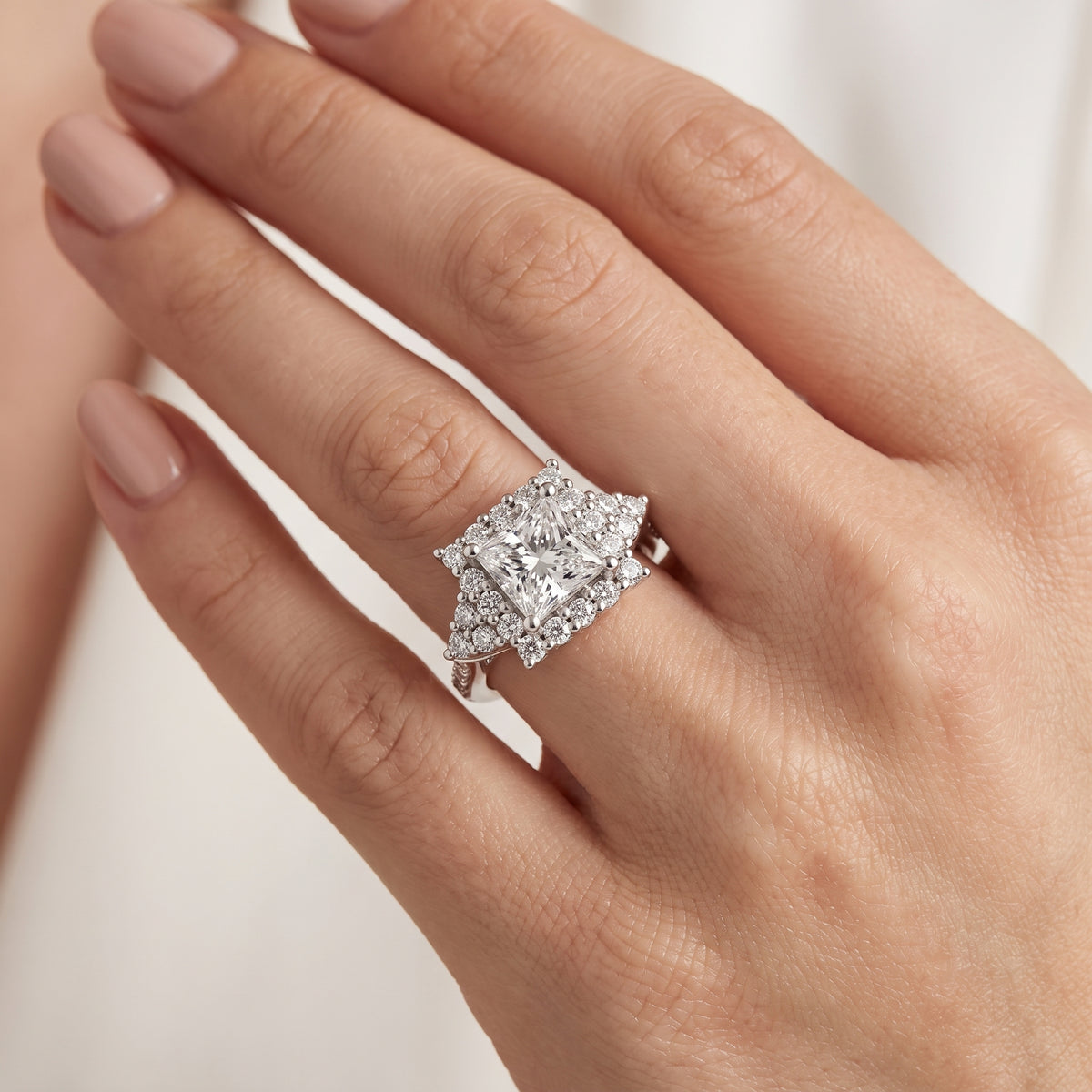 _lifestyle_image@SKU:R1089-LADP02000004W #diamond-quality_g-si+metal_10k-white-gold+origin_lab-grown+