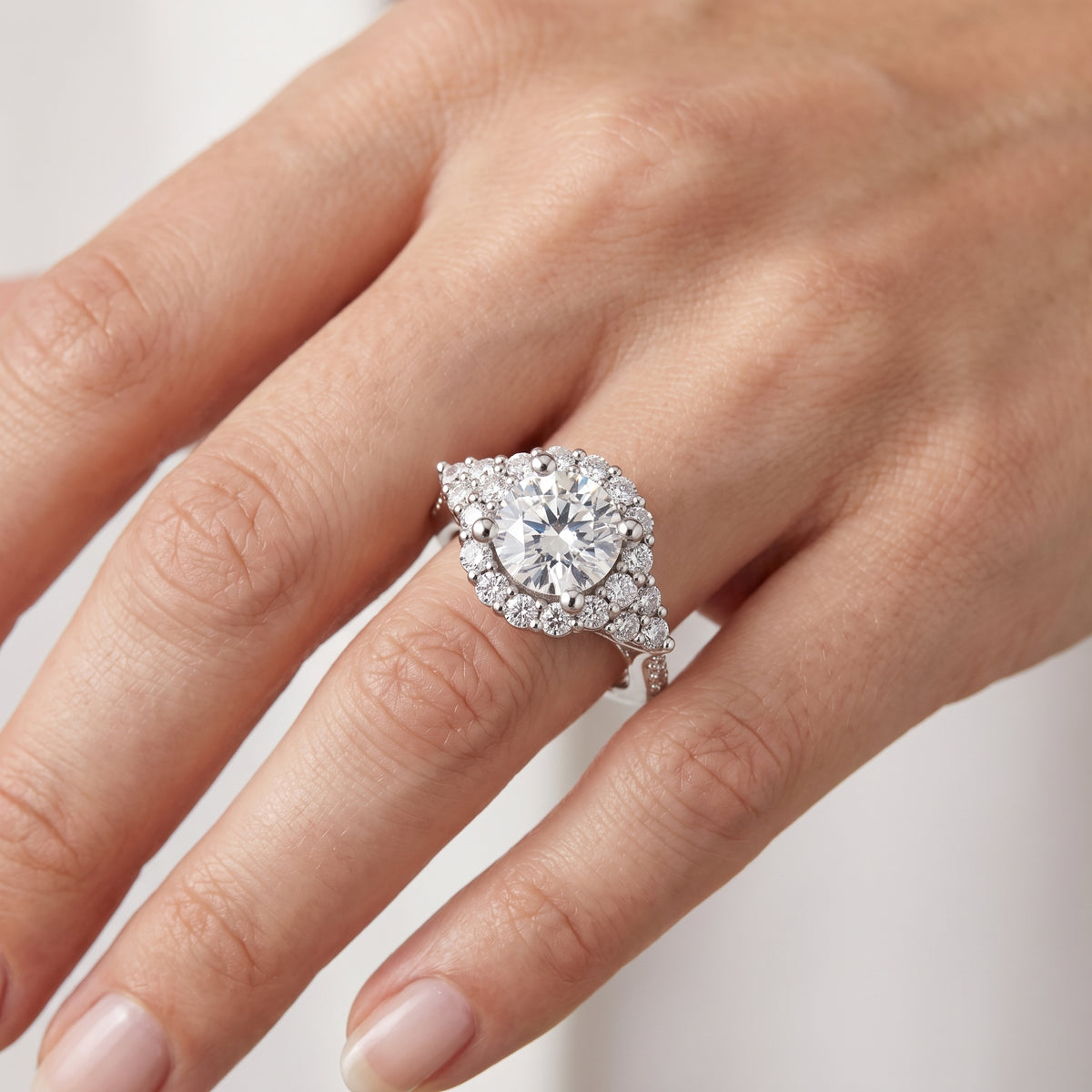 _lifestyle_image@SKU:R1089-LADR02000004W #diamond-quality_g-si+metal_10k-white-gold+origin_lab-grown+