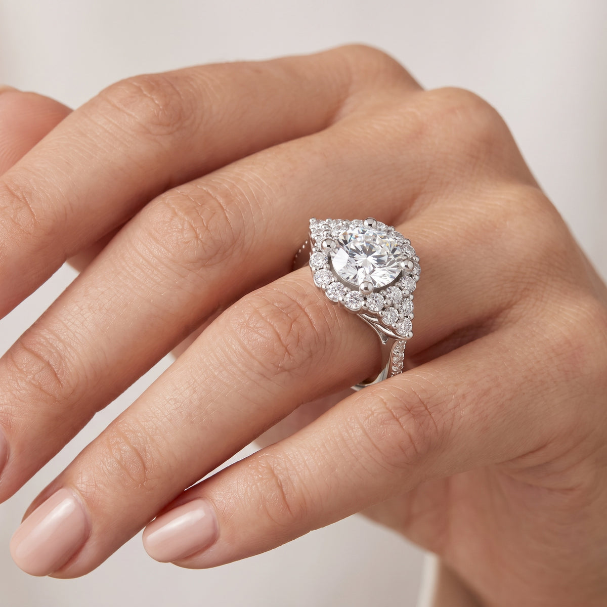 _lifestyle_image@SKU:R1089-LADR03000004W #diamond-quality_g-si+metal_10k-white-gold+origin_lab-grown+