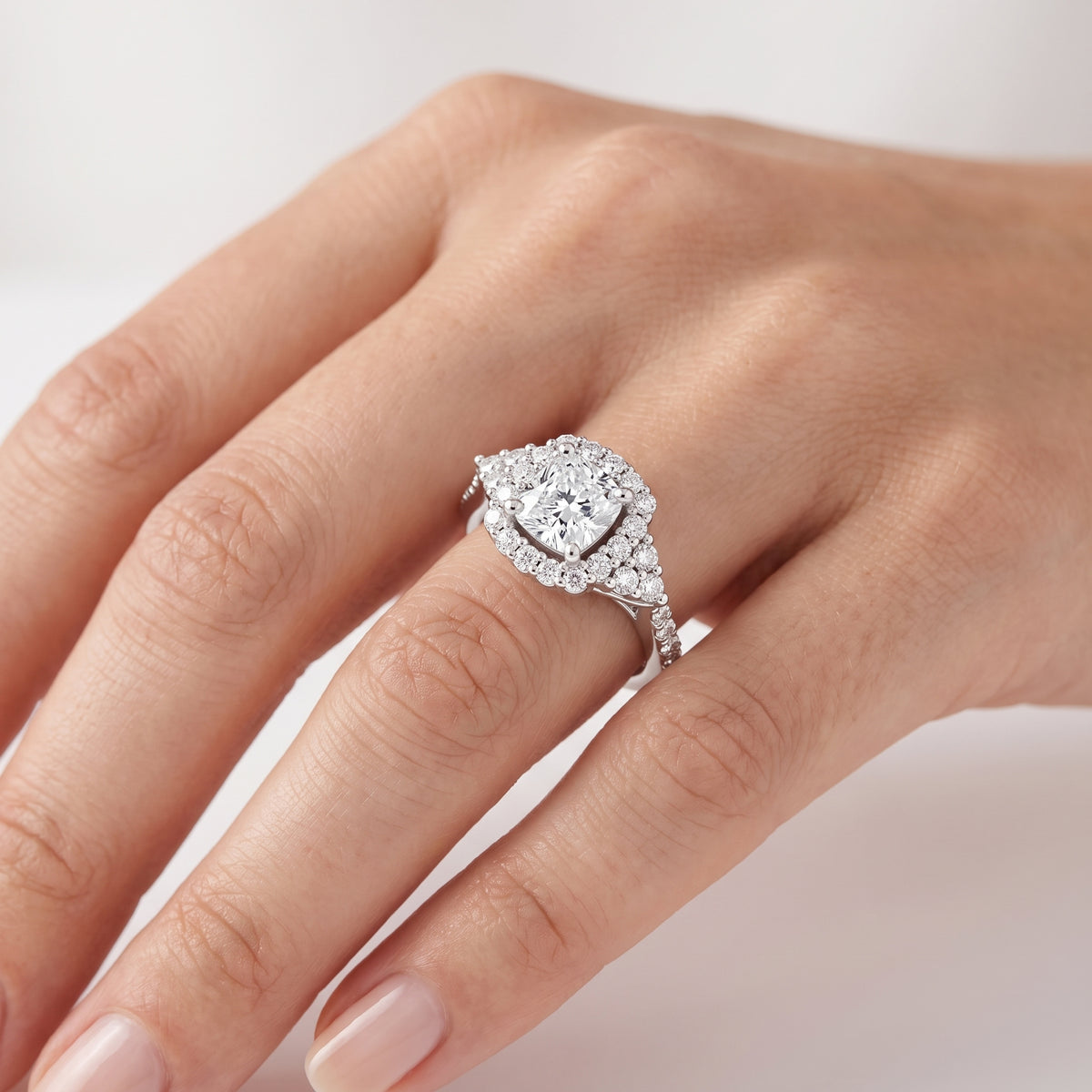 _lifestyle_image@SKU:R1089-NADC0100000PL #metal_platinum+origin_lab-grown+quality_ef-vs2+
