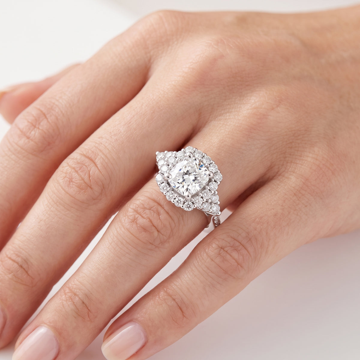 _lifestyle_image@SKU:R1089-NADC02000004W #metal_14k-white-gold+origin_lab-grown+quality_ef-vs2+