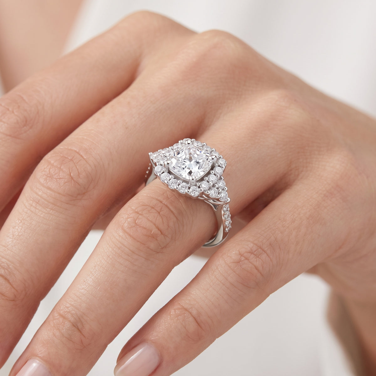 _lifestyle_image@SKU:R1089-NADC0400000PL #metal_platinum+origin_lab-grown+quality_ef-vs2+
