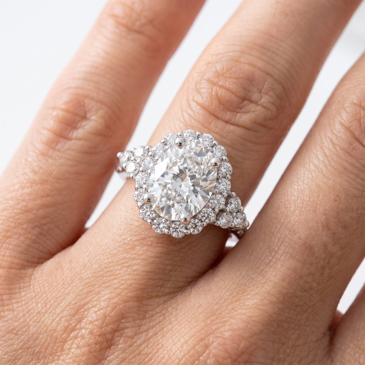 _lifestyle_image@SKU:R1089-NADO0200000PL #metal_platinum+origin_lab-grown+quality_ef-vs2+