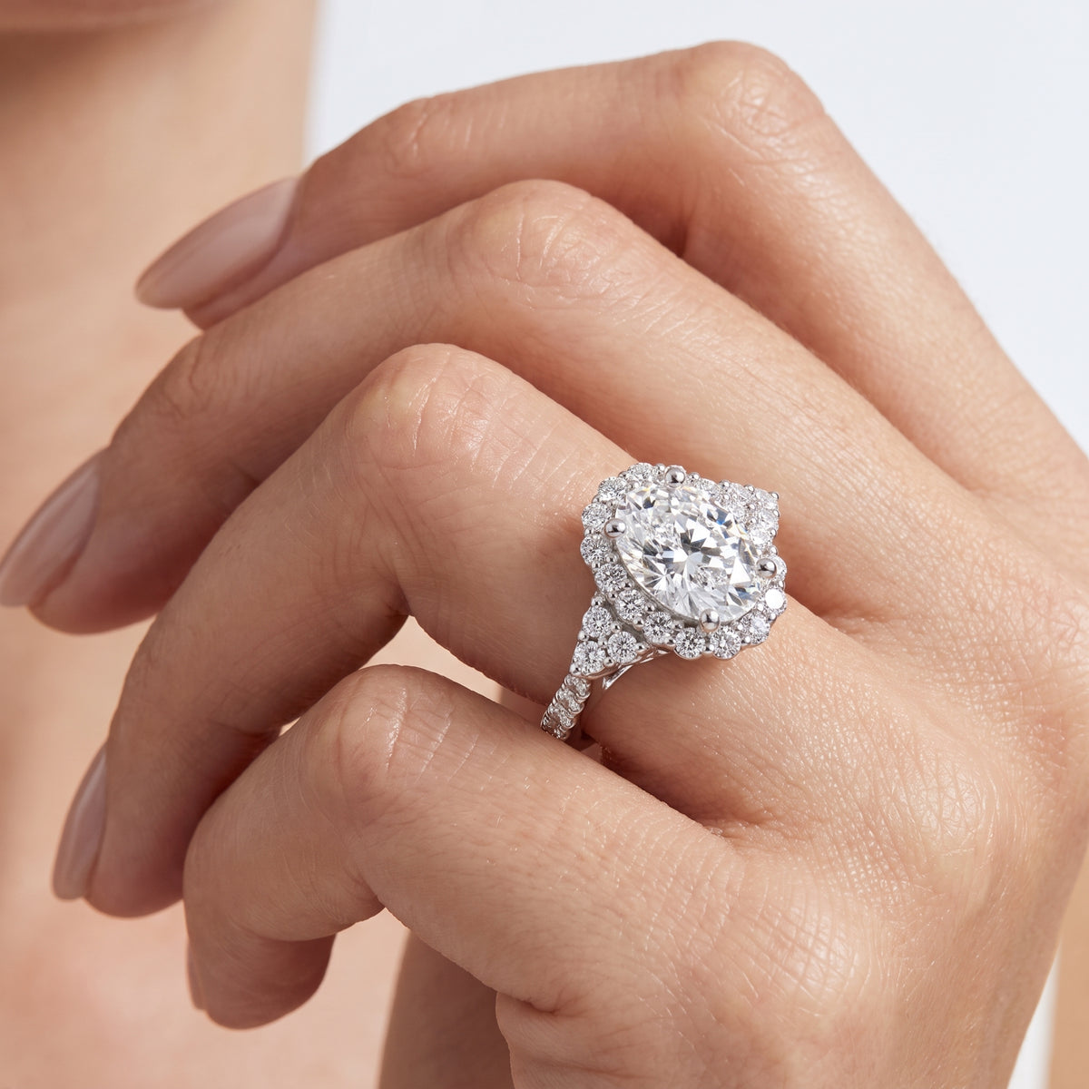 _lifestyle_image@SKU:R1089-NADO04000004W #metal_14k-white-gold+origin_lab-grown+quality_ef-vs2+