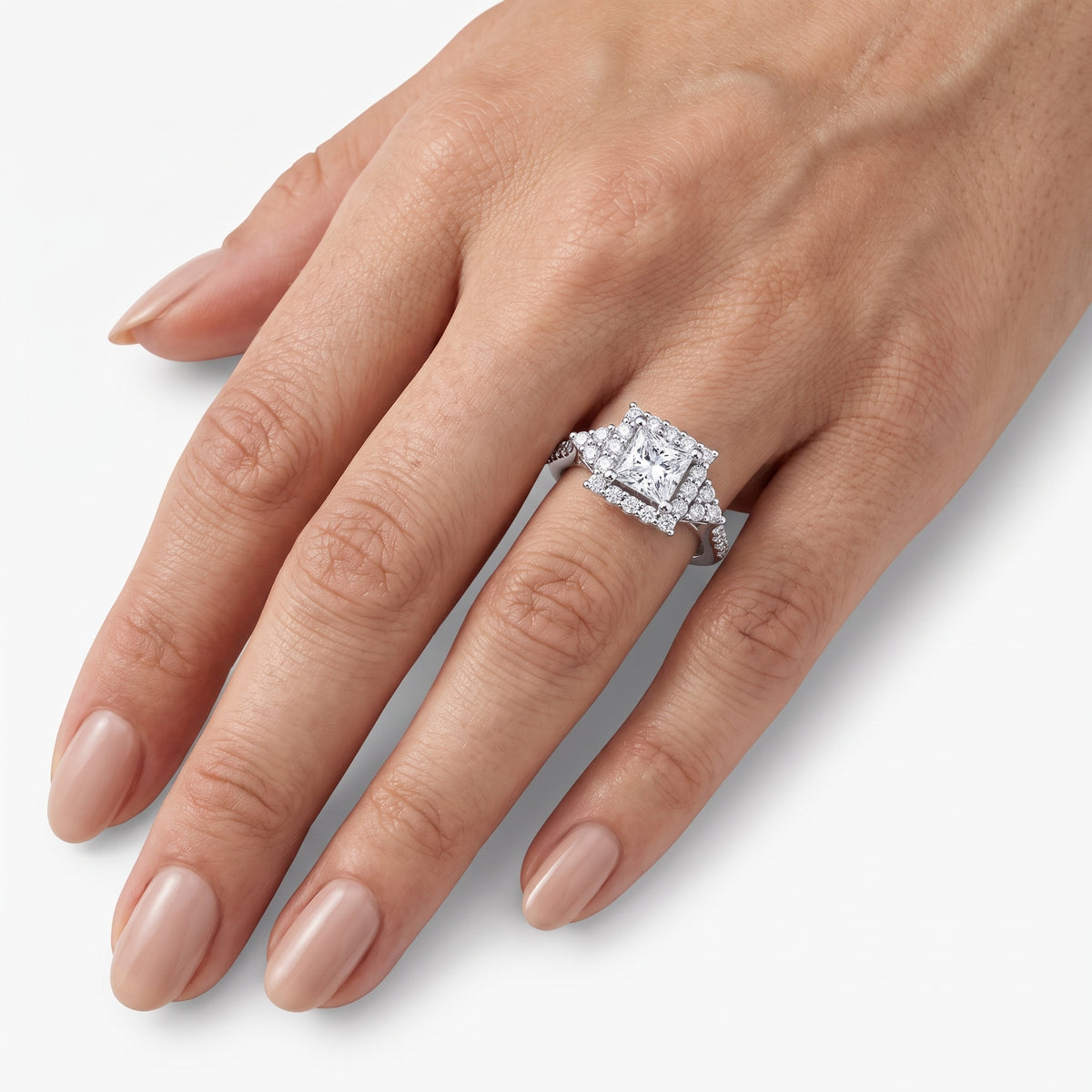 _lifestyle_image@SKU:R1089-NADP01000004W #metal_14k-white-gold+origin_lab-grown+quality_ef-vs2+