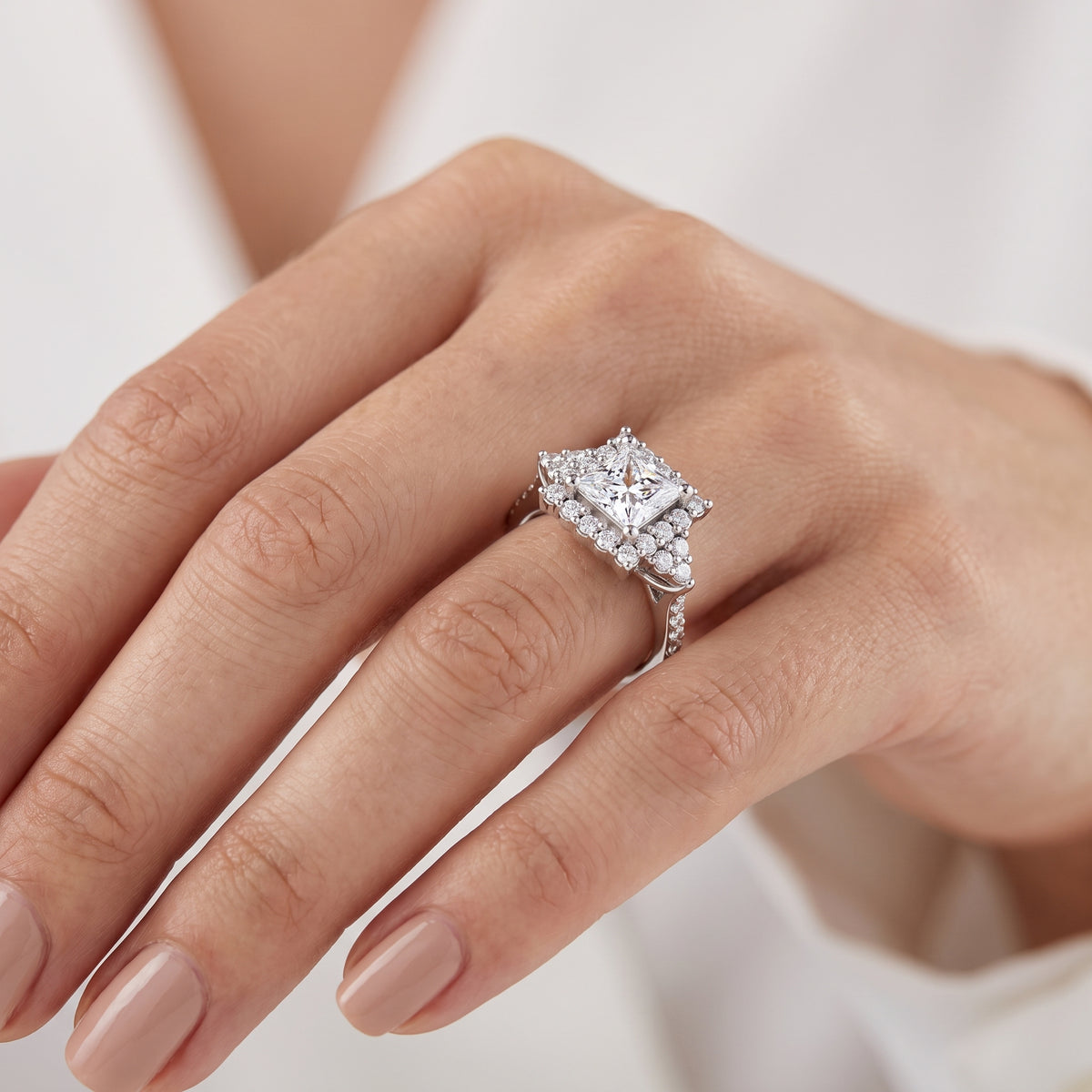 _lifestyle_image@SKU:R1089-NADP02000004W #metal_14k-white-gold+origin_lab-grown+quality_ef-vs2+