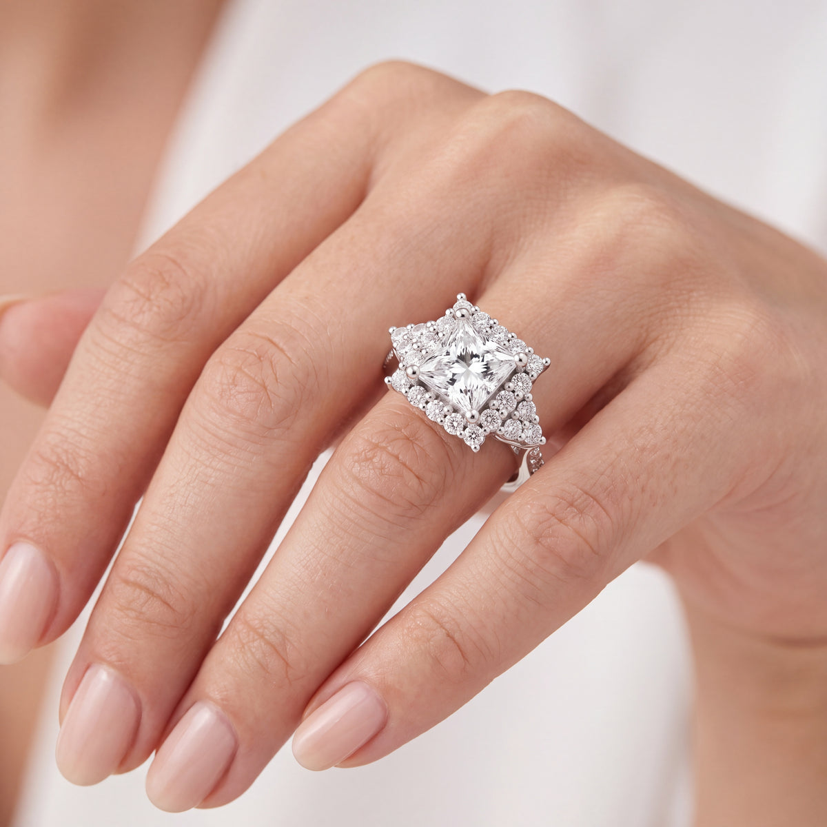 _lifestyle_image@SKU:R1089-NADP03000004W #metal_14k-white-gold+origin_lab-grown+quality_ef-vs2+