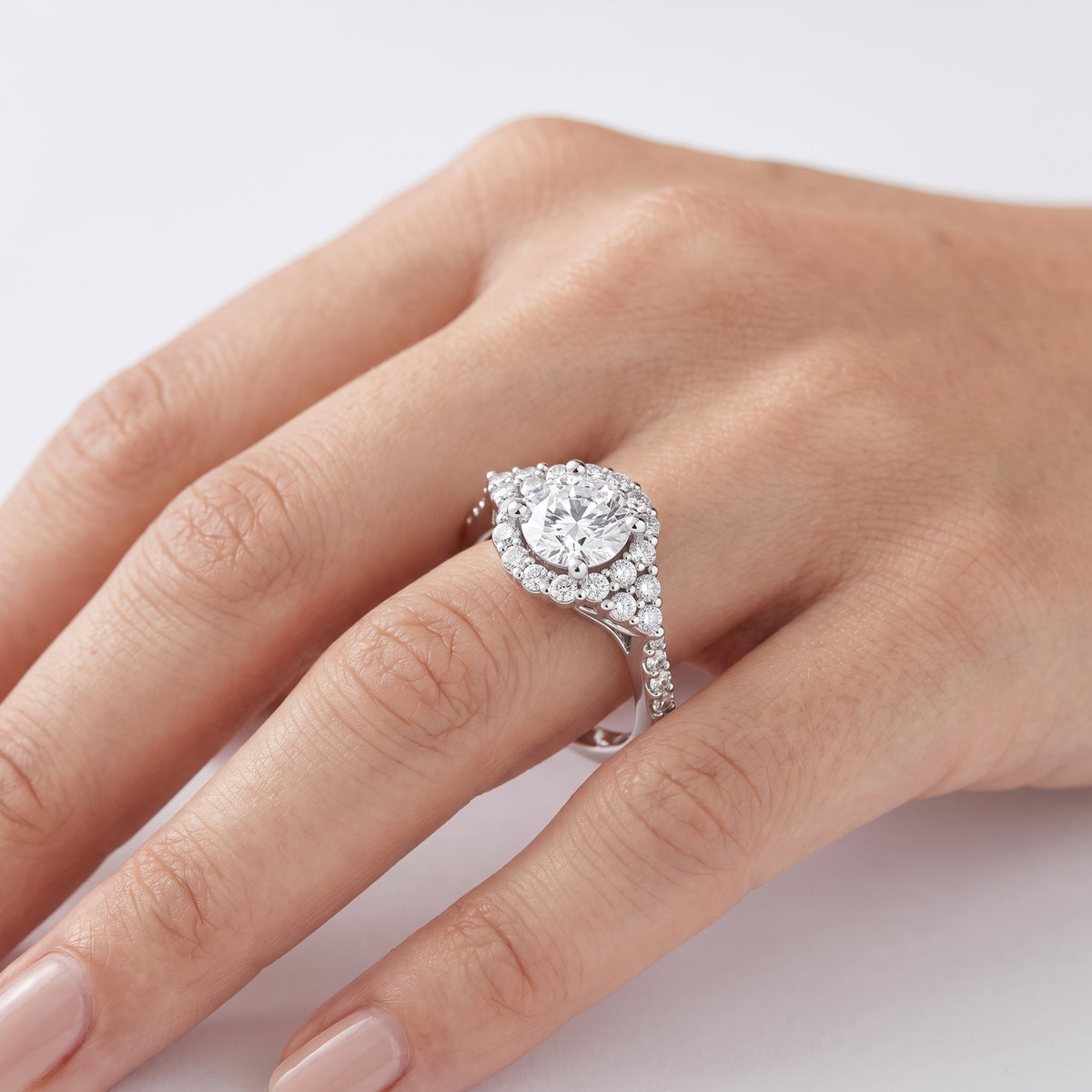 _lifestyle_image@SKU:R1089-NADR01000004W #metal_14k-white-gold+origin_lab-grown+quality_ef-vs2+