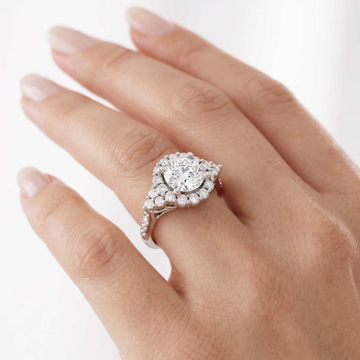 _lifestyle_image@SKU:R1089-NADR0200000PL #metal_platinum+origin_lab-grown+quality_ef-vs2+