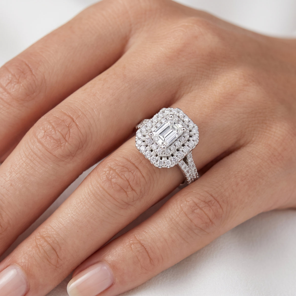 _lifestyle_image@SKU:R1094-LADE01000004W #metal_14k-white-gold+origin_lab-grown+quality_g-si