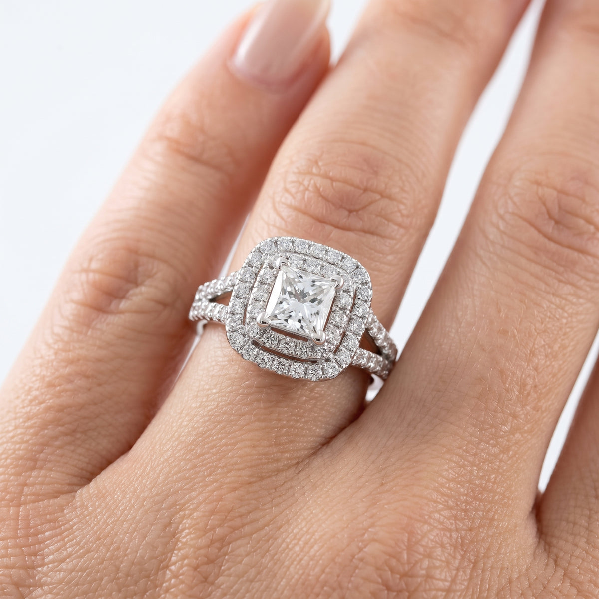 _lifestyle_image@SKU:R1094-LADP01000004W #metal_14k-white-gold+origin_lab-grown+quality_g-si
