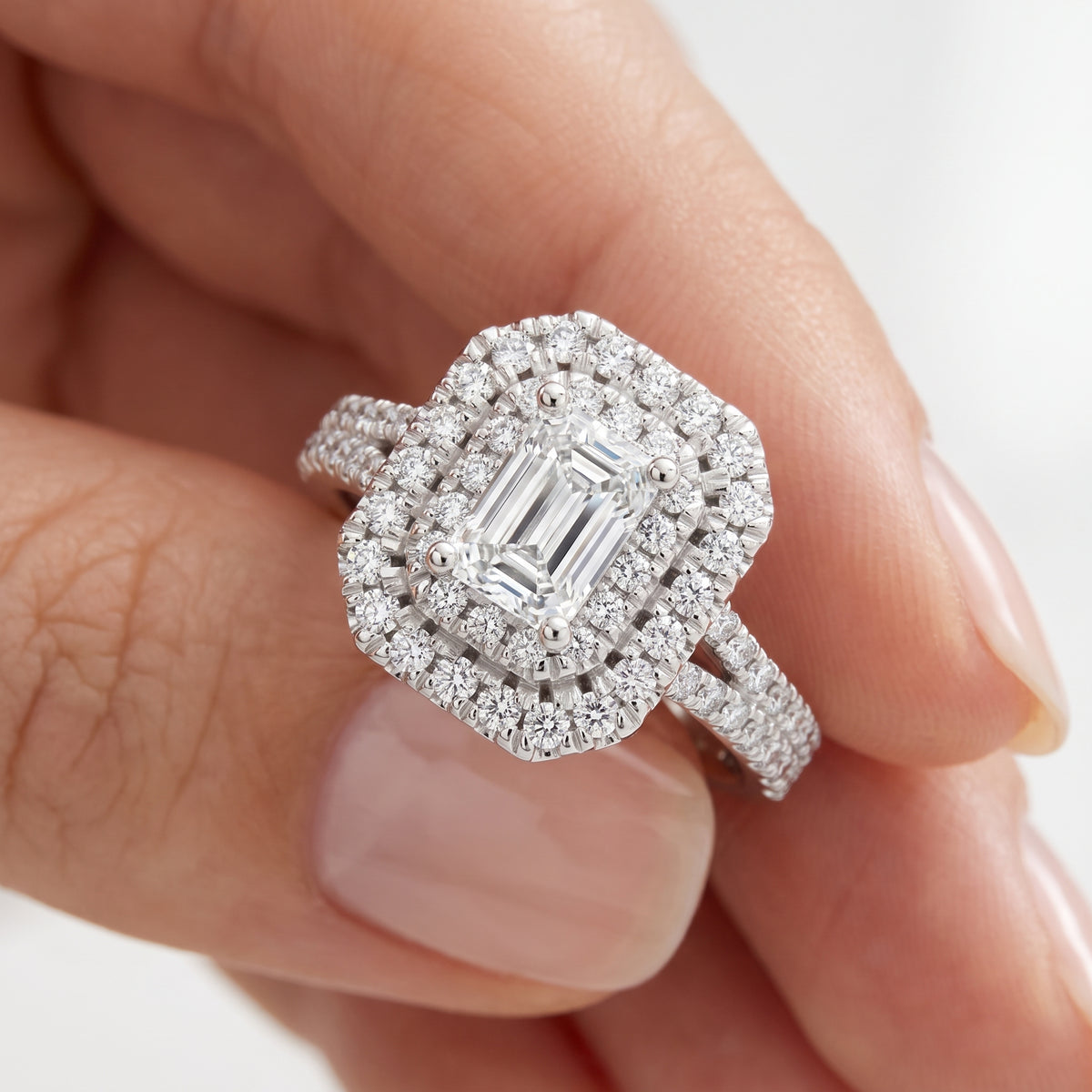 _lifestyle_image@SKU:R1094-LGDE0100000PL #metal_platinum+origin_lab-grown+quality_ef-vs2+