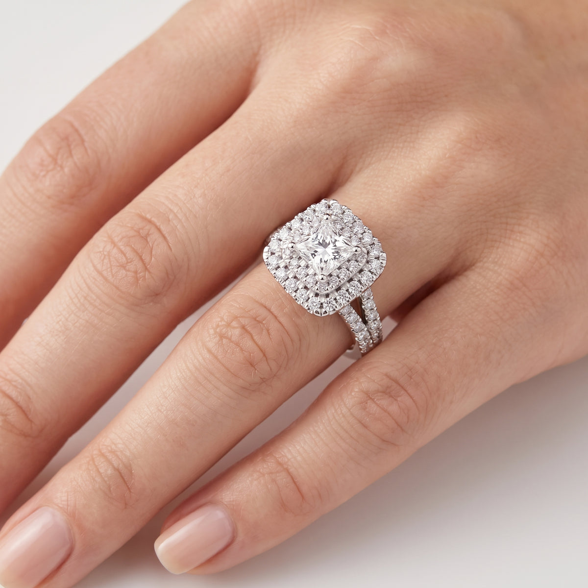 _lifestyle_image@SKU:R1094-LGDP01000004W #metal_14k-white-gold+origin_lab-grown+quality_ef-vs2+