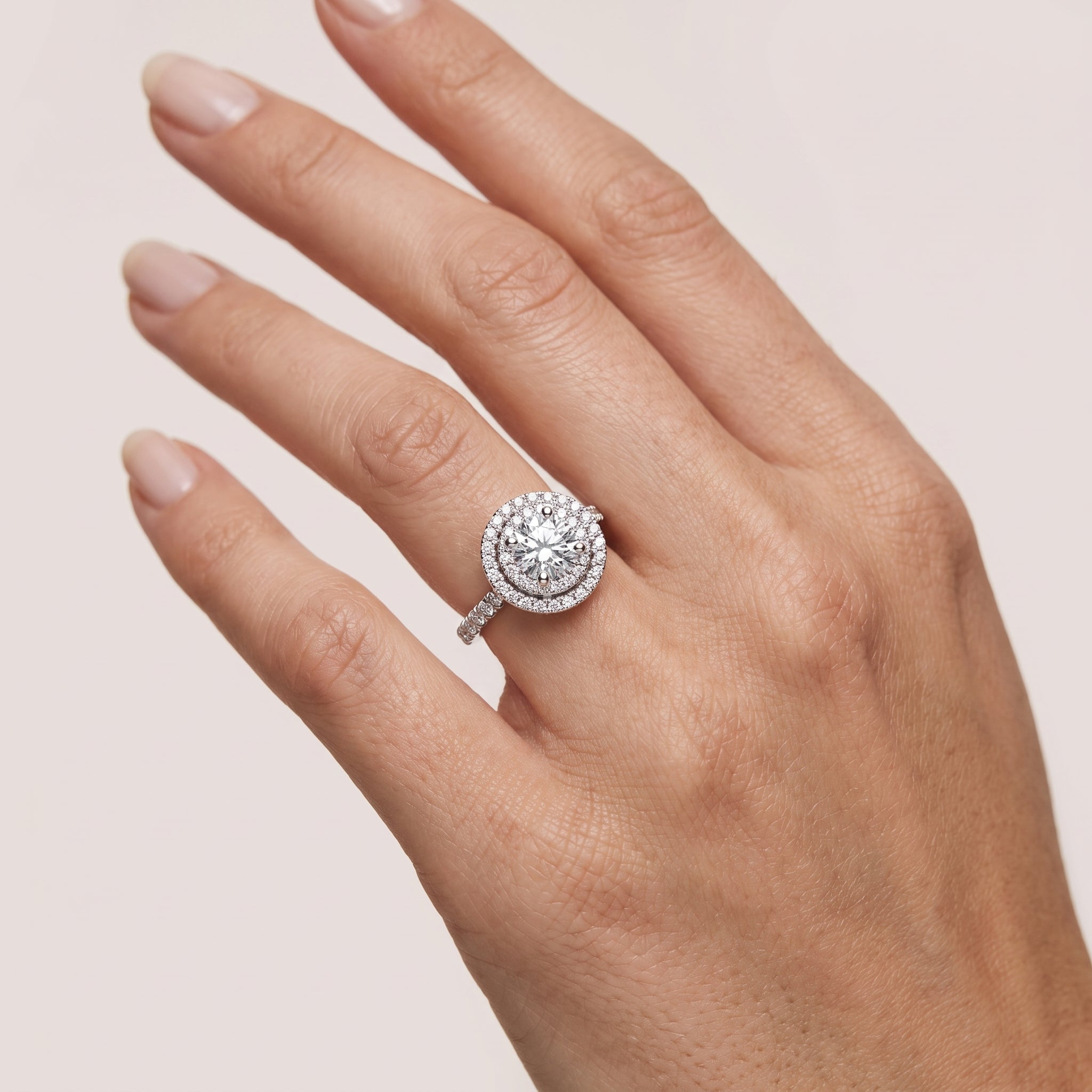 _lifestyle_image@SKU:R1094-LGDR0100000PL #metal_platinum+origin_lab-grown+quality_ef-vs2+