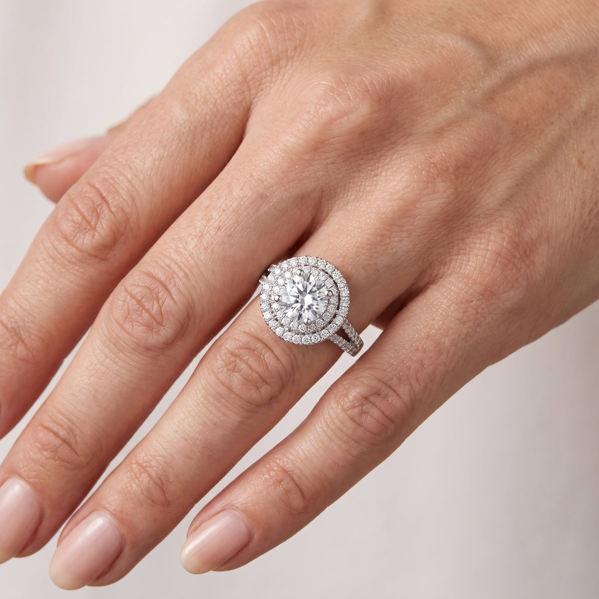 _lifestyle_image@SKU:R1094-LGDR02000004W #metal_14k-white-gold+origin_lab-grown+quality_ef-vs2+