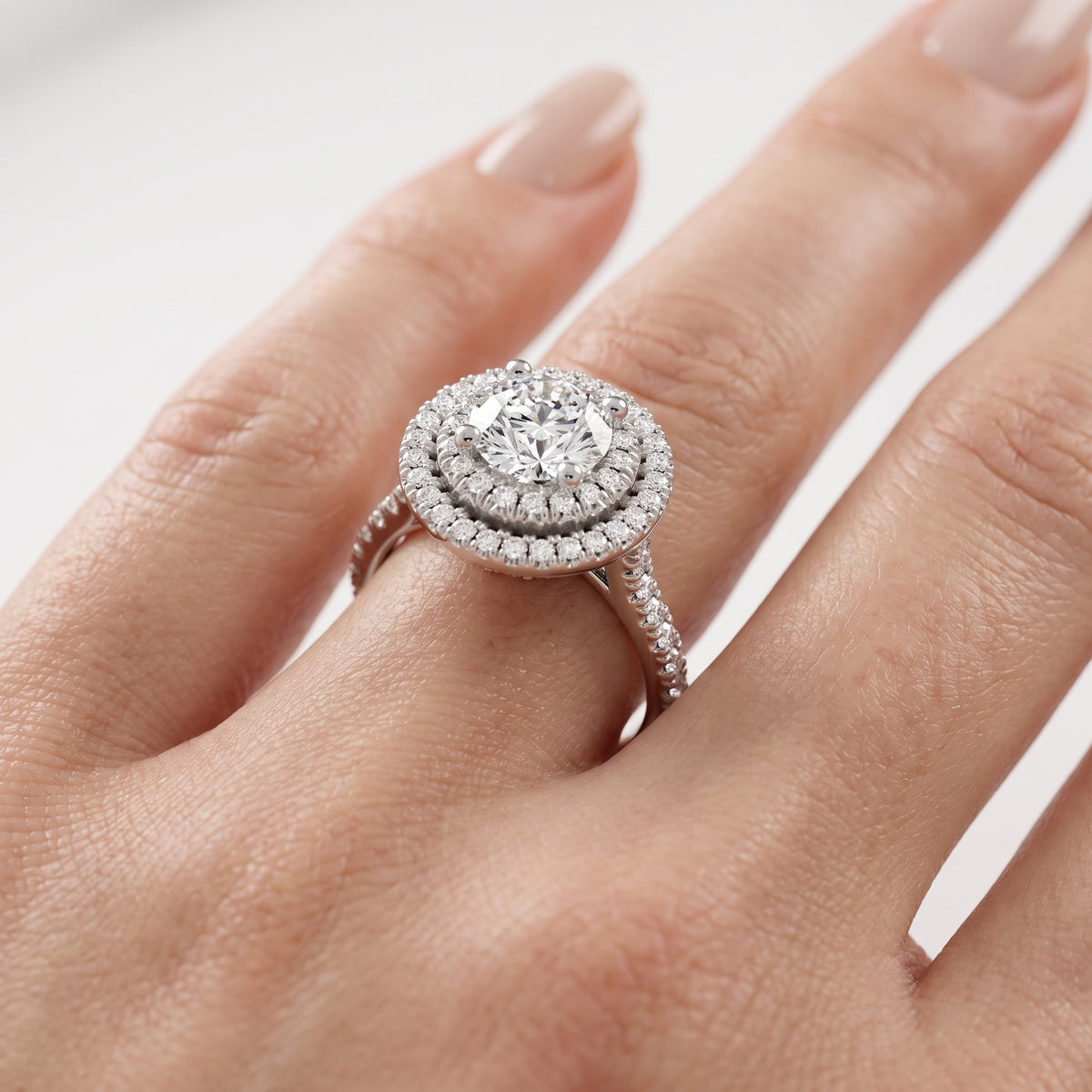 _lifestyle_image@SKU:R1094-LGDR0200000PL #metal_platinum+origin_lab-grown+quality_ef-vs2+