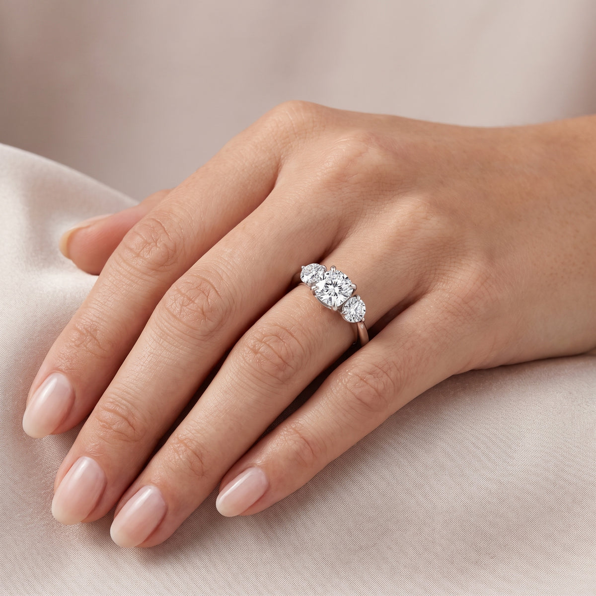_lifestyle_image@SKU:R1097-LADC01000004W #metal_10k-white-gold+origin_lab-grown+quality_g-si