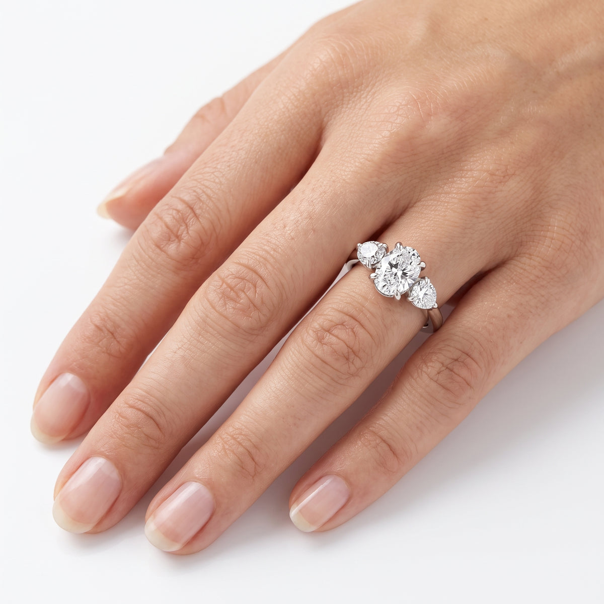 _lifestyle_image@SKU:R1097-LADO01000004W #metal_10k-white-gold+origin_lab-grown+quality_g-si