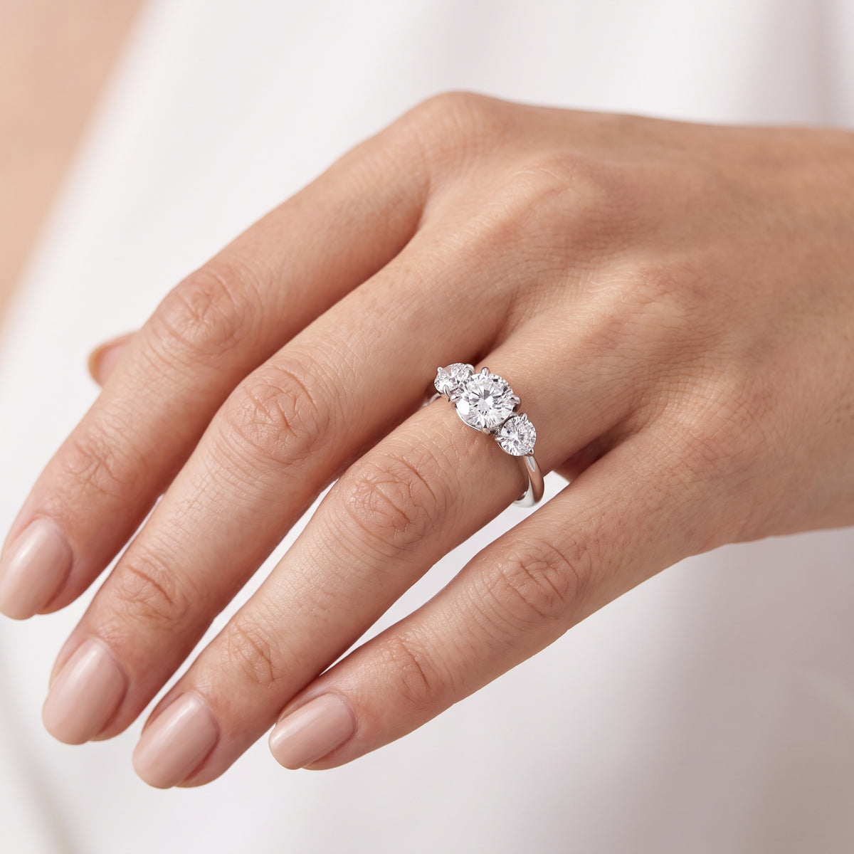 _lifestyle_image@SKU:R1097-LADR01010004W #metal_10k-white-gold+origin_lab-grown+quality_g-si
