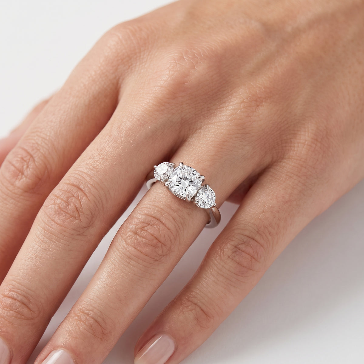 _lifestyle_image@SKU:R1097-NADC01000004W #metal_14k-white-gold+origin_lab-grown+quality_ef-vs2+