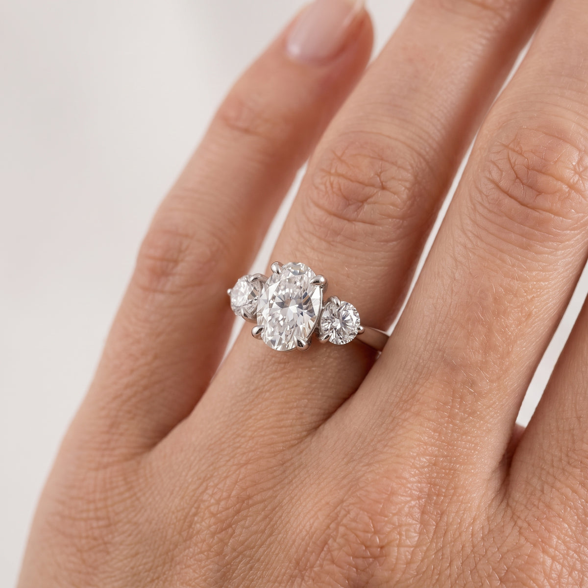 _lifestyle_image@SKU:R1097-NADO0100000PL #metal_platinum+origin_lab-grown+quality_ef-vs2+