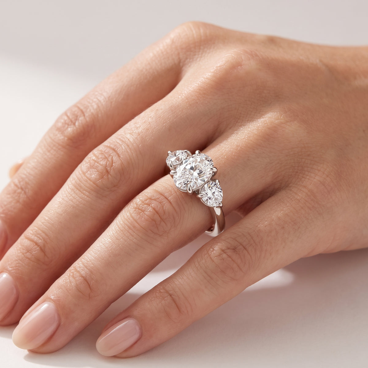 _lifestyle_image@SKU:R1097-NADO02000004W #metal_14k-white-gold+origin_lab-grown+quality_ef-vs2+