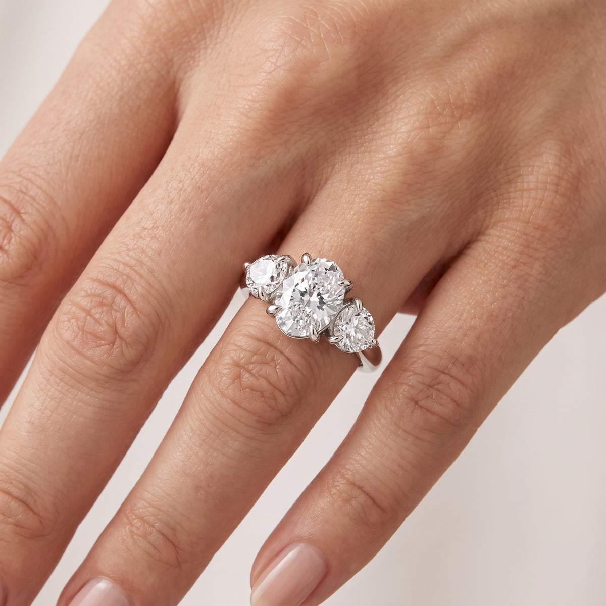 _lifestyle_image@SKU:R1097-NADO0200000PL #metal_platinum+origin_lab-grown+quality_ef-vs2+