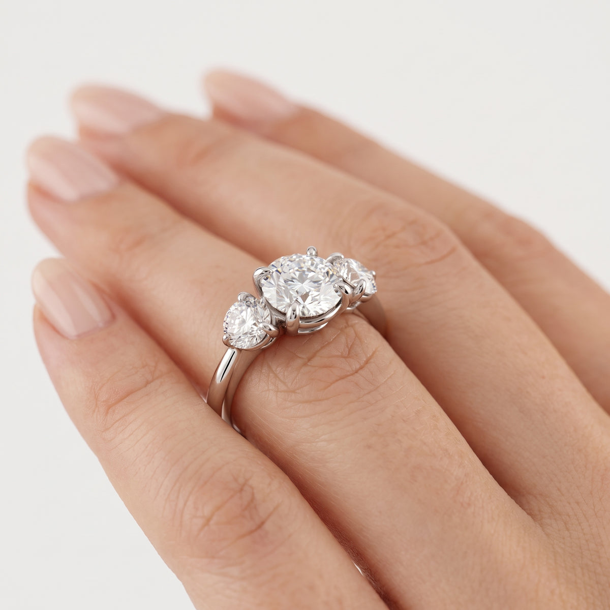 _lifestyle_image@SKU:R1097-NADR0100000PL #metal_platinum+origin_lab-grown+quality_ef-vs2+