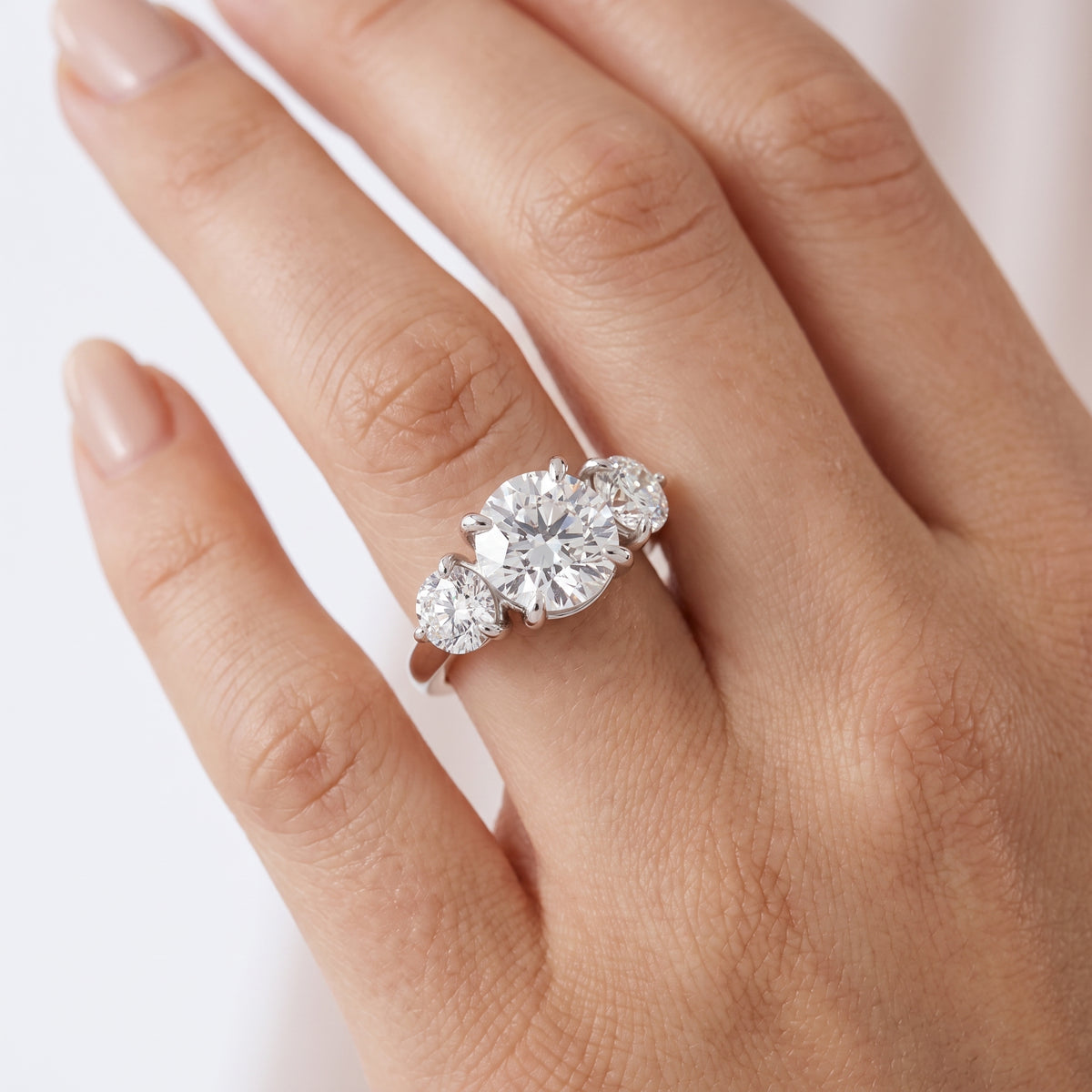 _lifestyle_image@SKU:R1097-LADR02000004W #metal_10k-white-gold+origin_lab-grown+quality_g-si