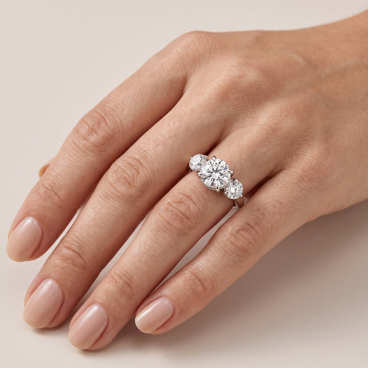 _lifestyle_image@SKU:R1097-NADR0200000PL #metal_platinum+origin_lab-grown+quality_ef-vs2+