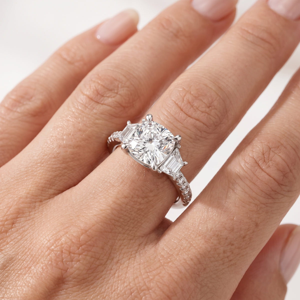 _lifestyle_image@SKU:R1112-LADC02000004W #metal_10k-white-gold+origin_lab-grown+quality_g-si