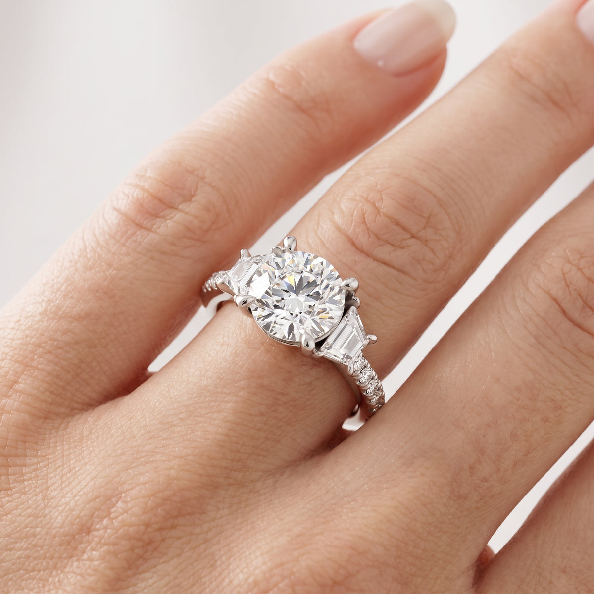 _lifestyle_image@SKU:R1112-LADR02000004W #metal_10k-white-gold+origin_lab-grown+quality_g-si