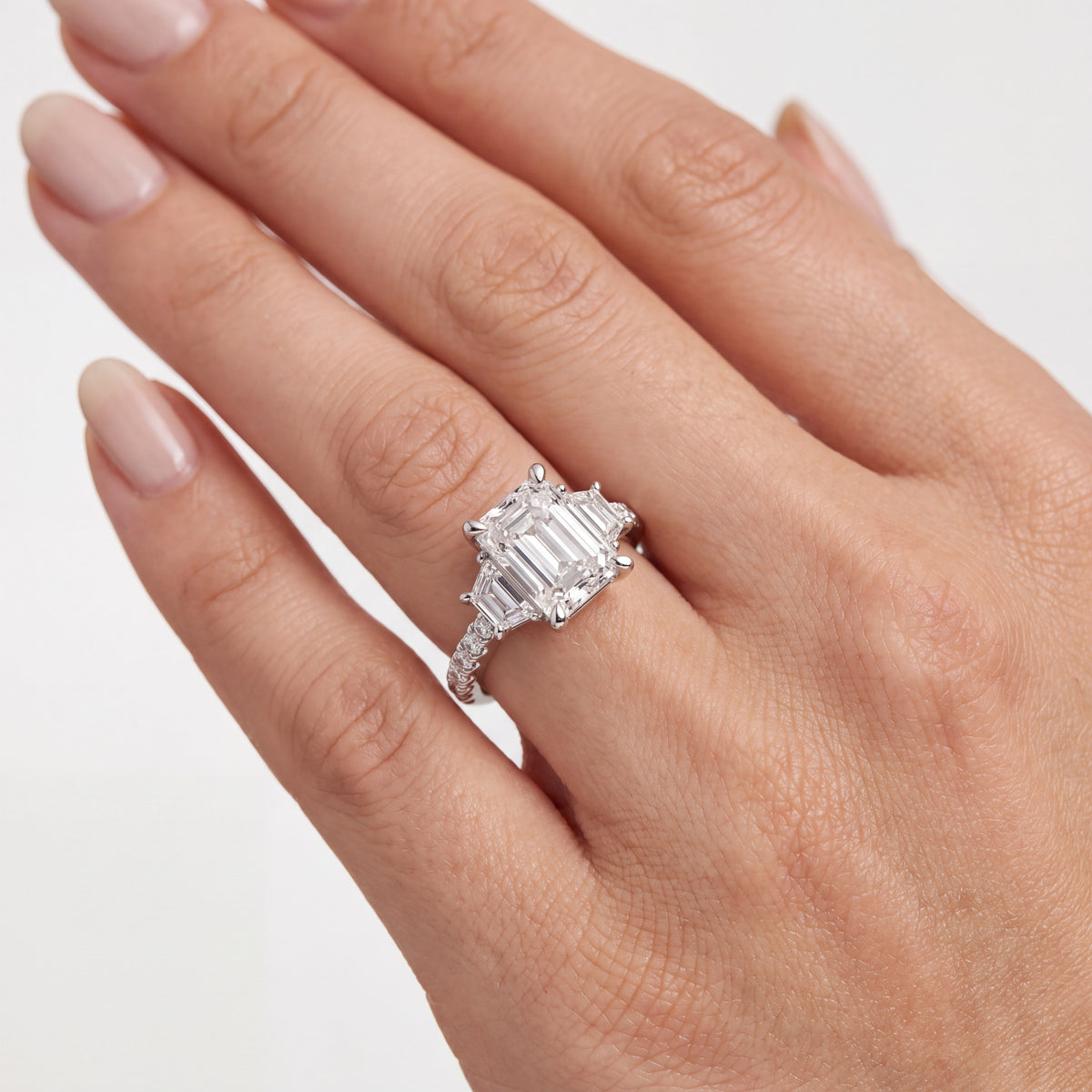 _lifestyle_image@SKU:R1112-NADE02000004W #metal_14k-white-gold+origin_lab-grown+quality_ef-vs2+