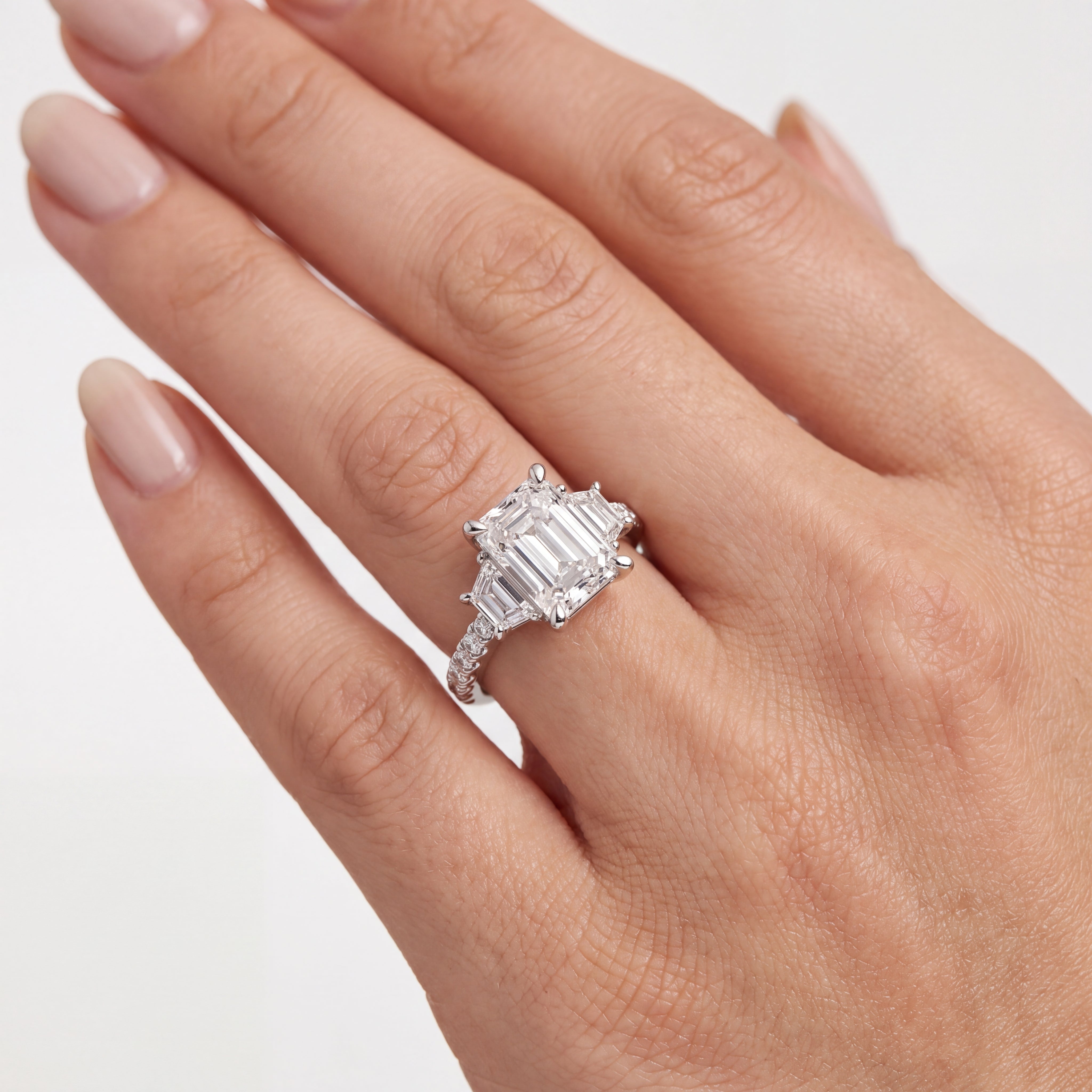 _lifestyle_image@SKU:R1112-NADE02000004W #metal_14k-white-gold+origin_lab-grown+quality_ef-vs2+