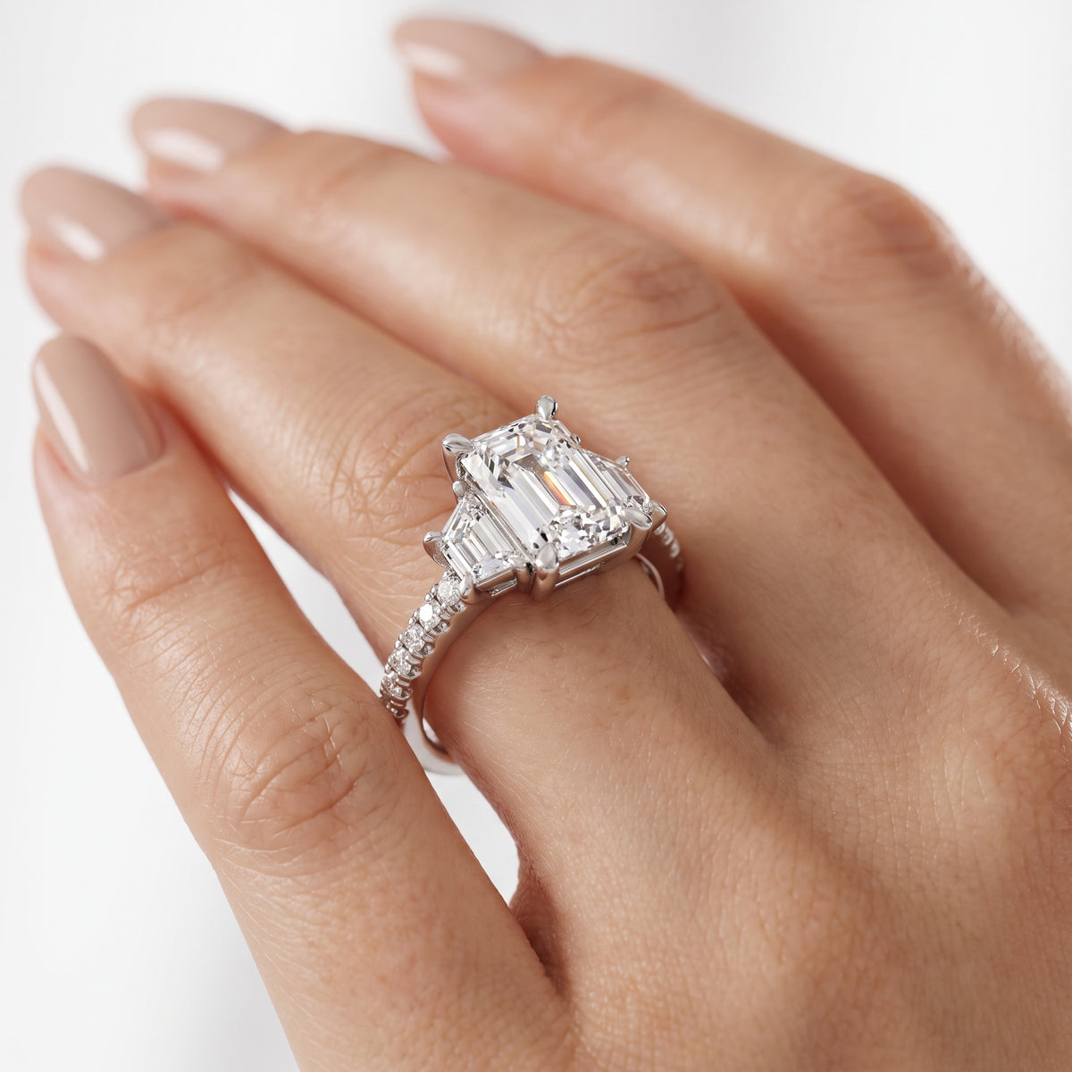 _lifestyle_image@SKU:R1112-NADE0200000PL #metal_platinum+origin_lab-grown+quality_ef-vs2+